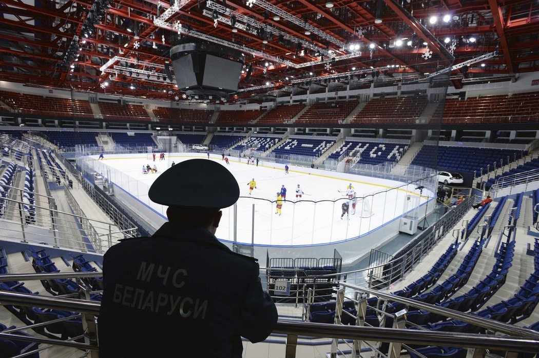 Policista sleduje první český trénink v hale v Minsku. Tady český tým v pátek vstoupí do světového šampionátu zápasem proti Slovensku