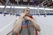 Jakub Petružálek nahlíží do haly, kde se odehraje mistrovství světa