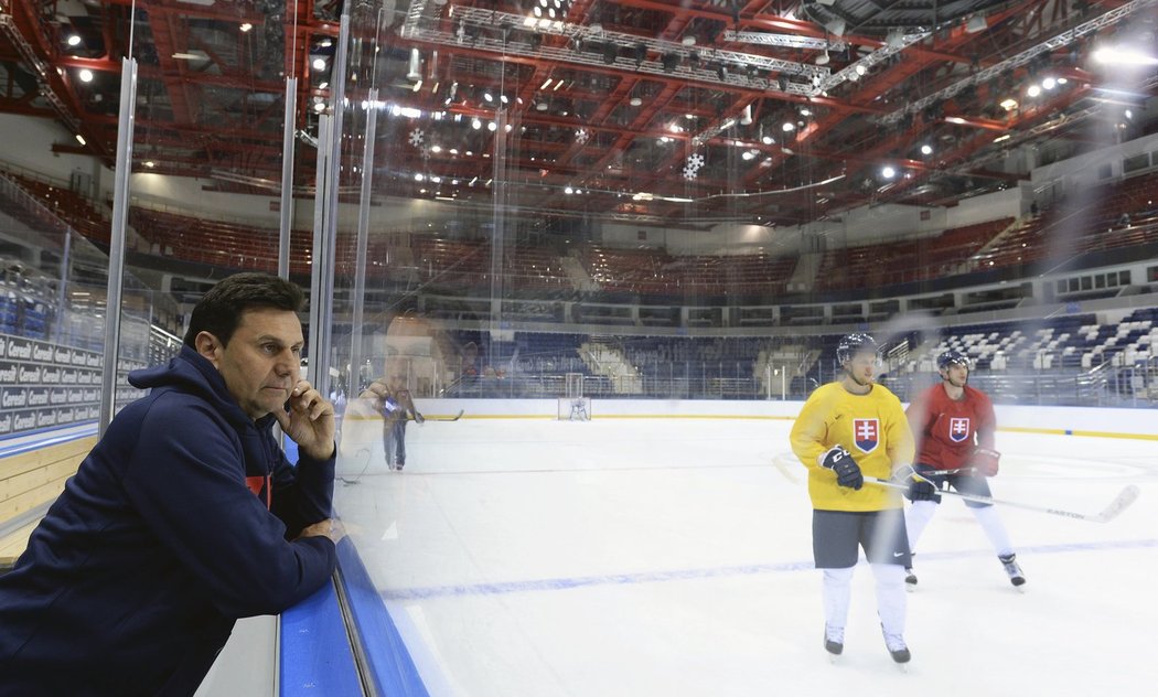 Vladimír Růžička sleduje slovenský trénink v dějišti mistrovství světa