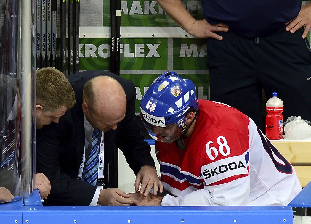 Docent Kolář prohlíží Jágrův zraněný malíček při zápase se Švédskem