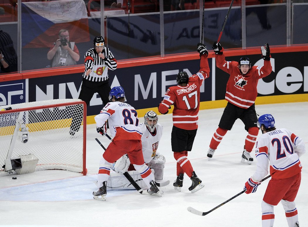 Kanaďan Wayne Simmonds se raduje z úvodního gólu v zápase s Českem