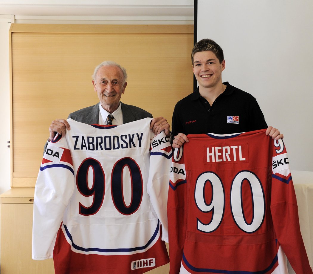 Legendární Vladimír Zábrodský pózuje s českou nadějí Tomášem Hertlem