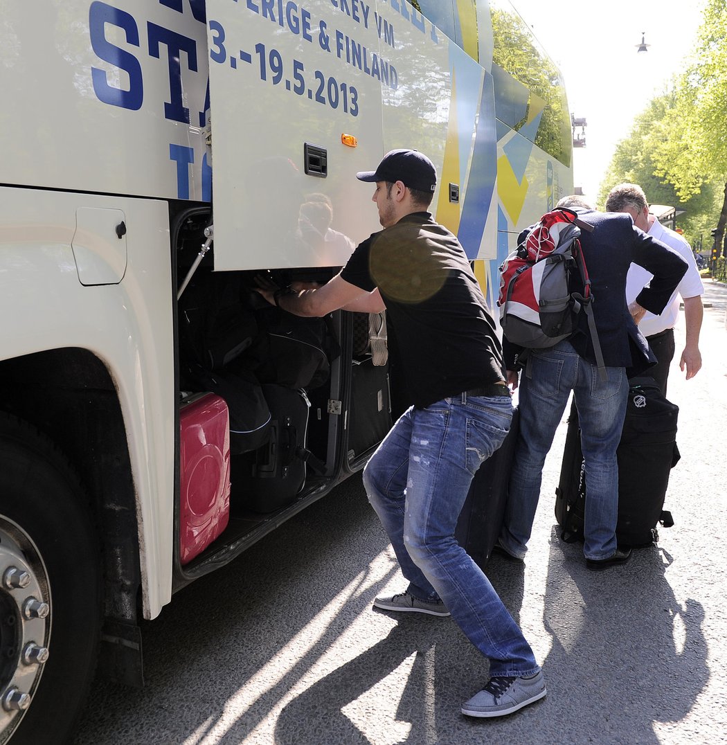 Ondřej Plekanec nakládá svou bagáž do autobusu, se kterým česká reprezentace zamíří na letiště a odletí domů