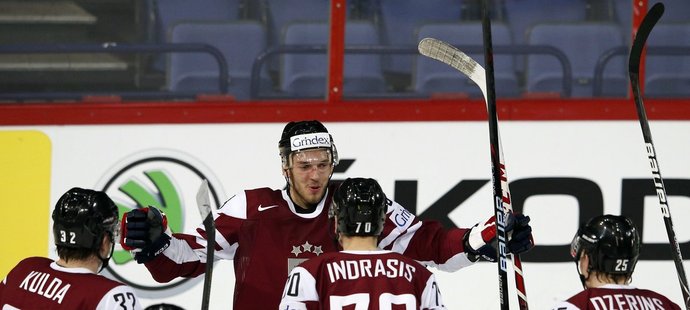 Hokejisté Lotyšska slaví gól do sítě Slováků
