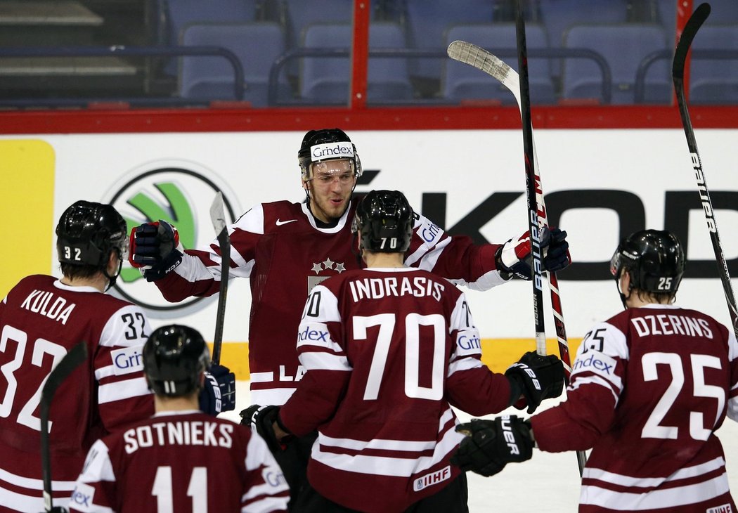 Hokejisté Lotyšska slaví gól do sítě Slováků