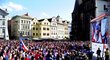 Čeští fanoušci sledují zápas o bronz s USA na Staroměstském náměstí