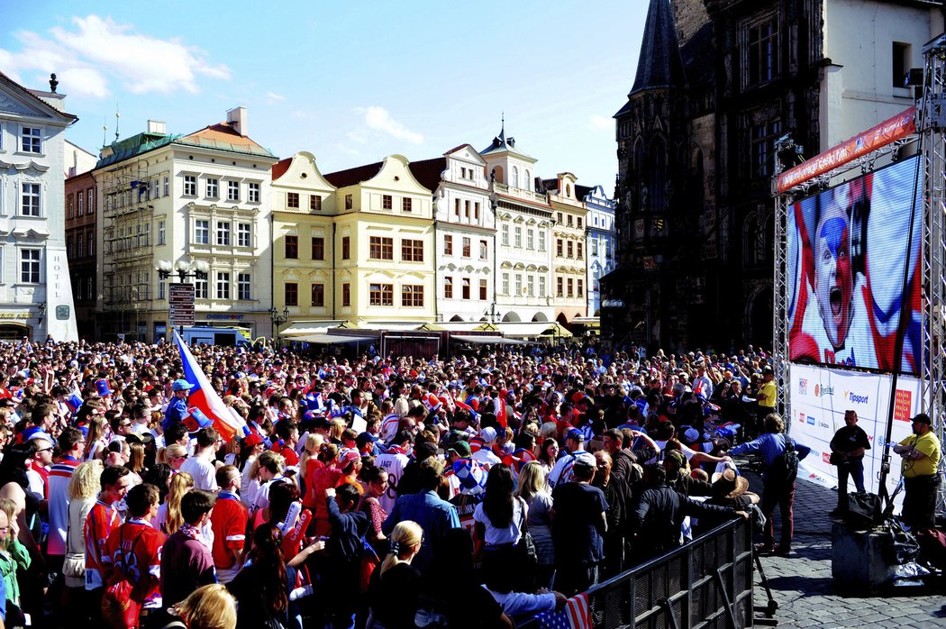 Čeští fanoušci sledují zápas o bronz s USA na Staroměstském náměstí