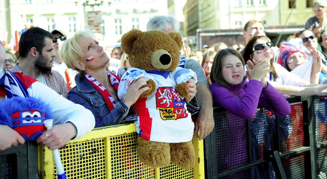 Čeští fanoušci sledují na Staroměstském náměstí duel o bronz s USA