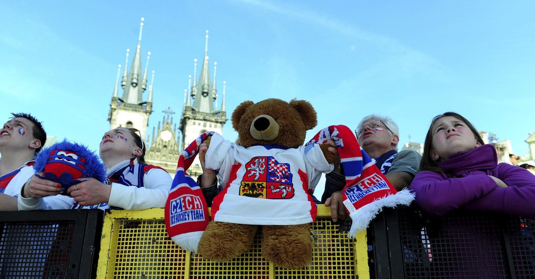 Medvídek v českém dresu jako maskot pro utkání o bronz na Staroměstském náměstí