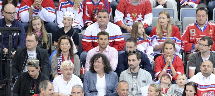Partička na hokeji... Suchánek, Genzer a Sokol sledují zápas o bronz mezi českými hokejisty a USA