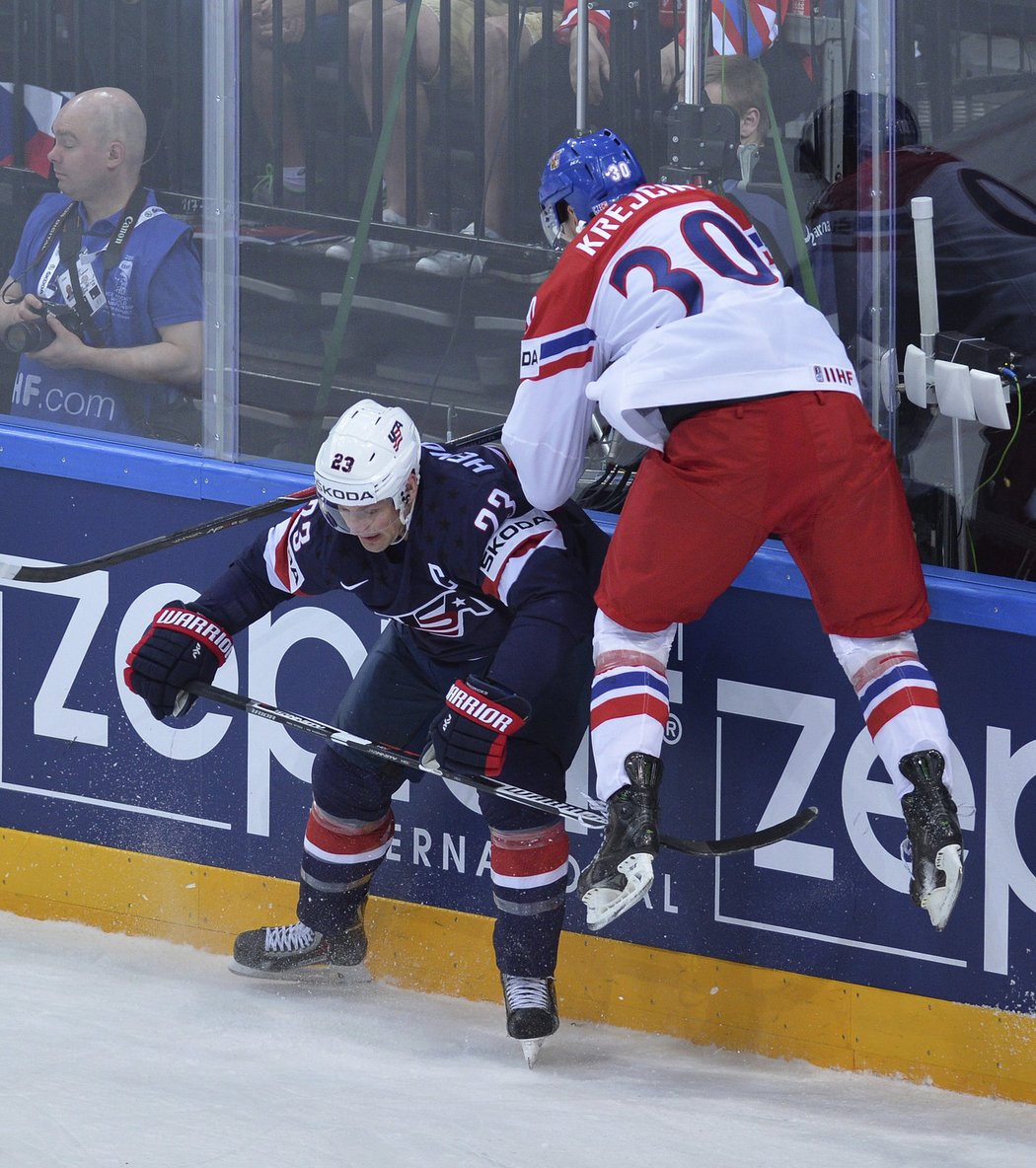 Jakub Krejčík v divokém souboji u mantinelu s Američanem Mattem Hendricksem