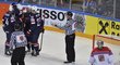 Američtí hokejisté se radují z gólu do Pavelcovy sítě v zápase o bronz