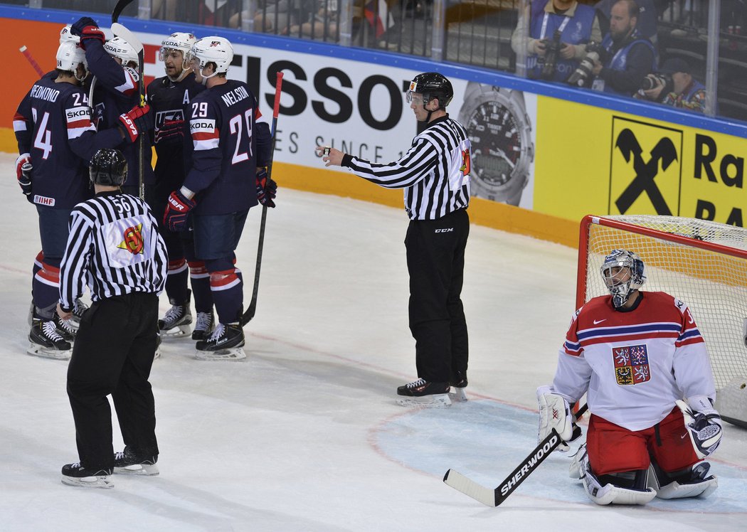 Američtí hokejisté se radují z gólu do Pavelcovy sítě v zápase o bronz