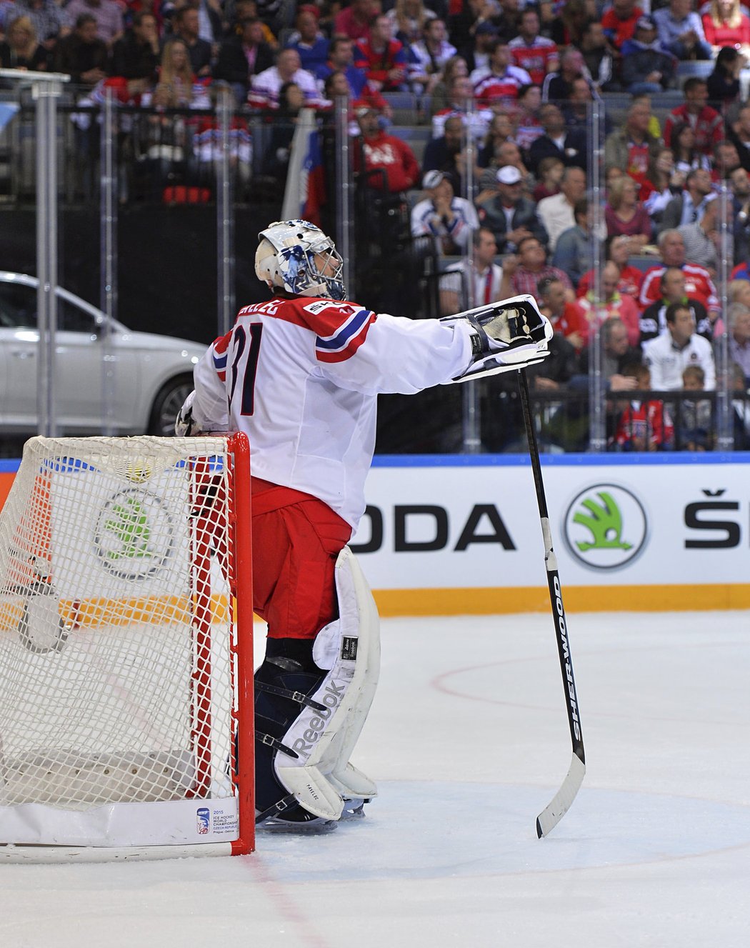 Zklamaný český brankář Ondřej Pavelec po obdrženém gólu v zápase o bronz s USA