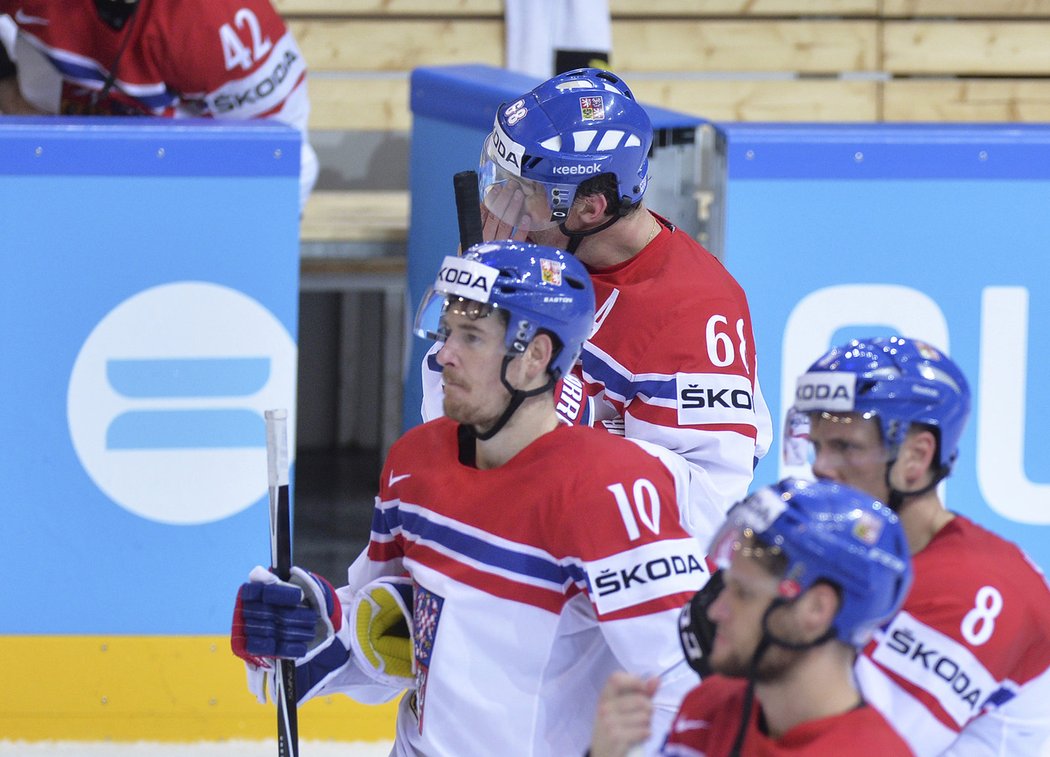 Zklamaní Češi po porážce s USA v zápase o bronz: Jaromír Jágr (vzadu) a Roman Červenka