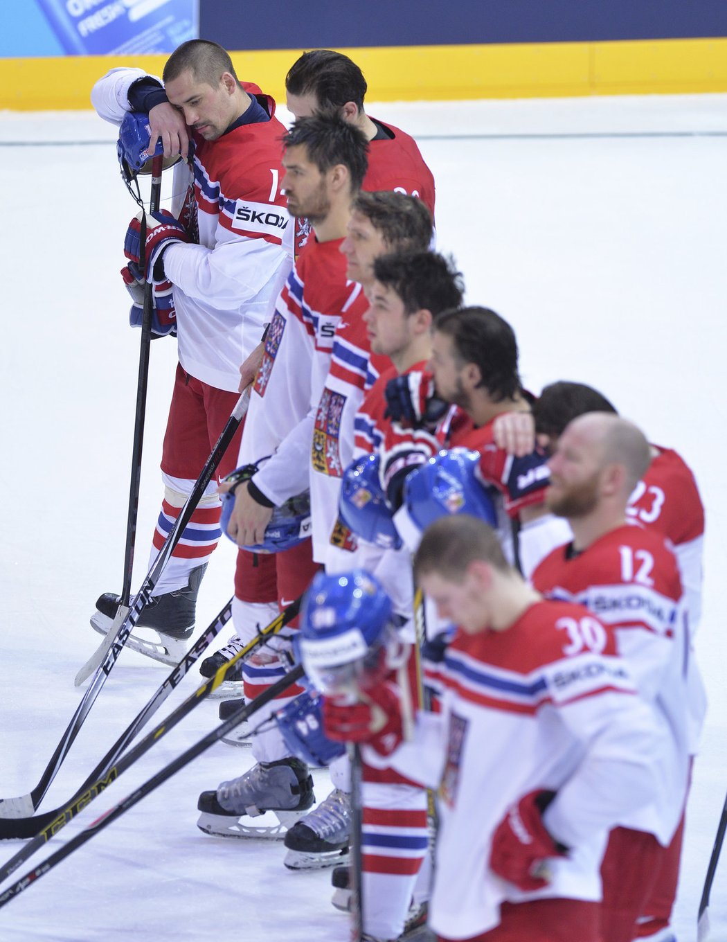 Smutní Češi po porážce s USA v zápase o bronz, na konci řady Tomáš Plekanec