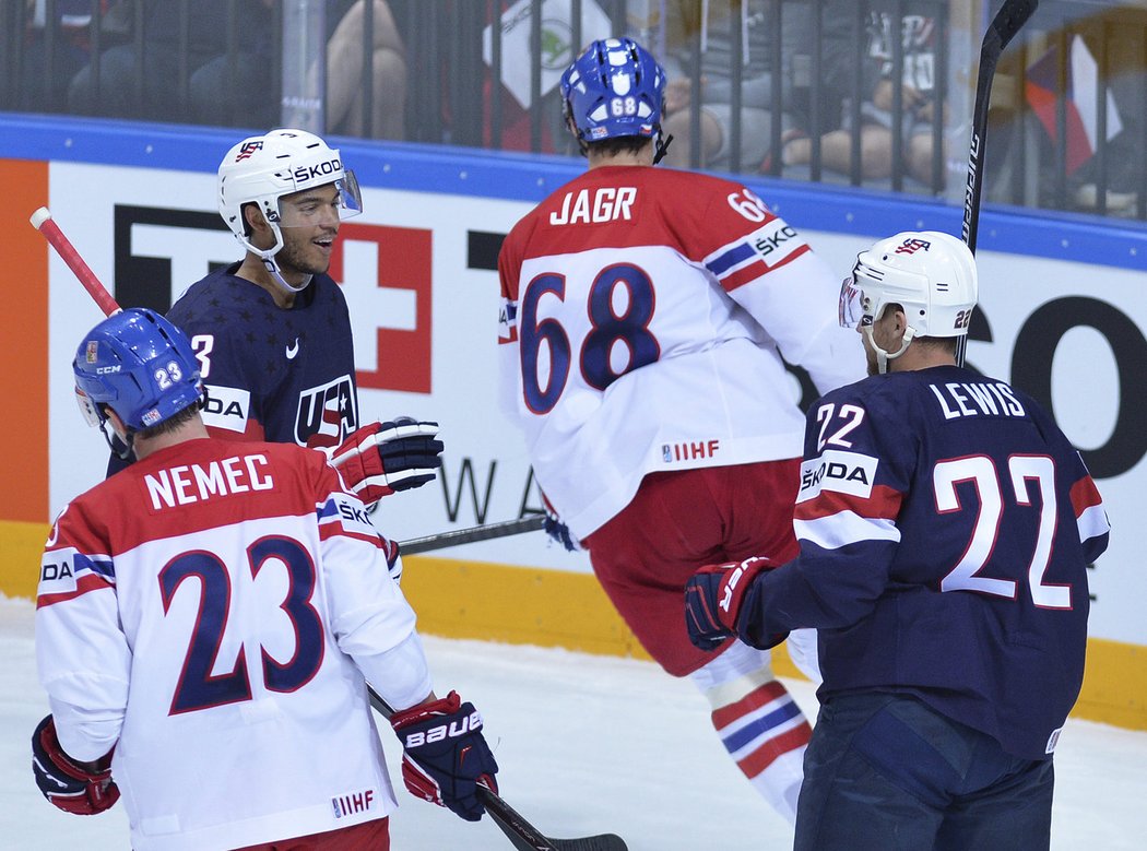 Jaromír Jágr projíždí mezi dvojicí Američanů Trevorem Lewisem a Sethem Jonesem po druhém gólu