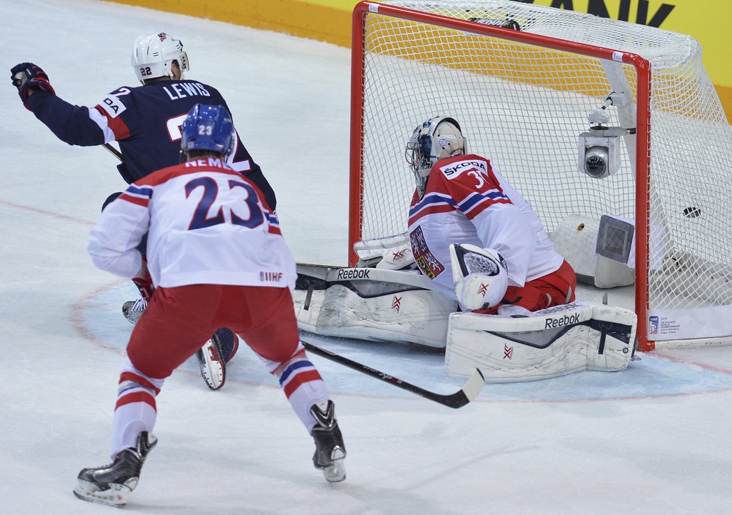 Američan Trevor Lewis podruhé překonává Ondřeje Pavelce v české brance