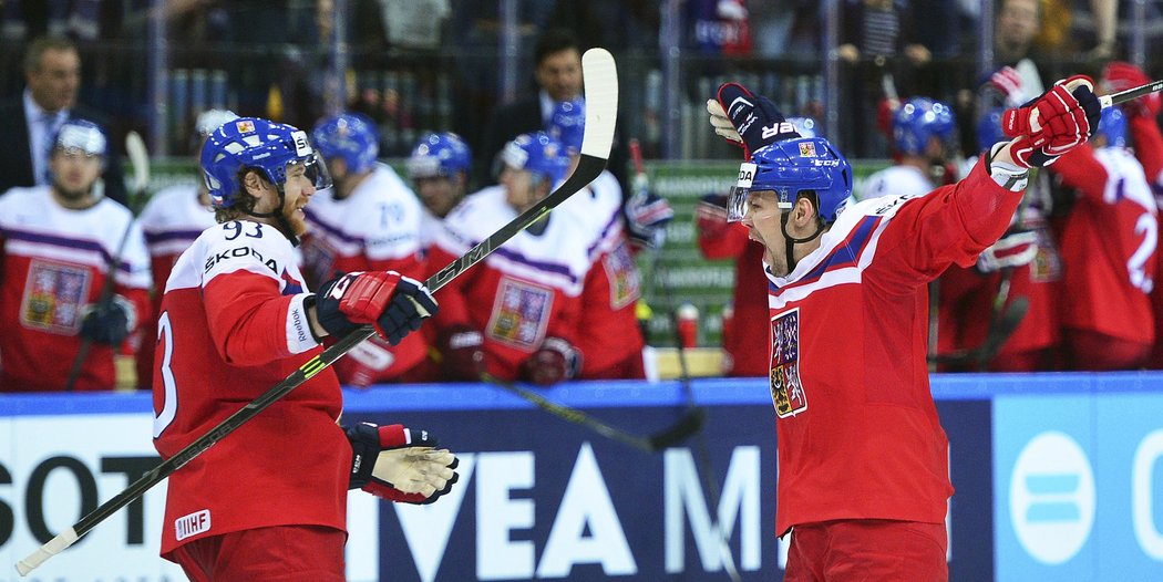 Český kapitán Jakub Voráček (vlevo) se raduje se střelcem dvou gólů Ondřejem Němcem
