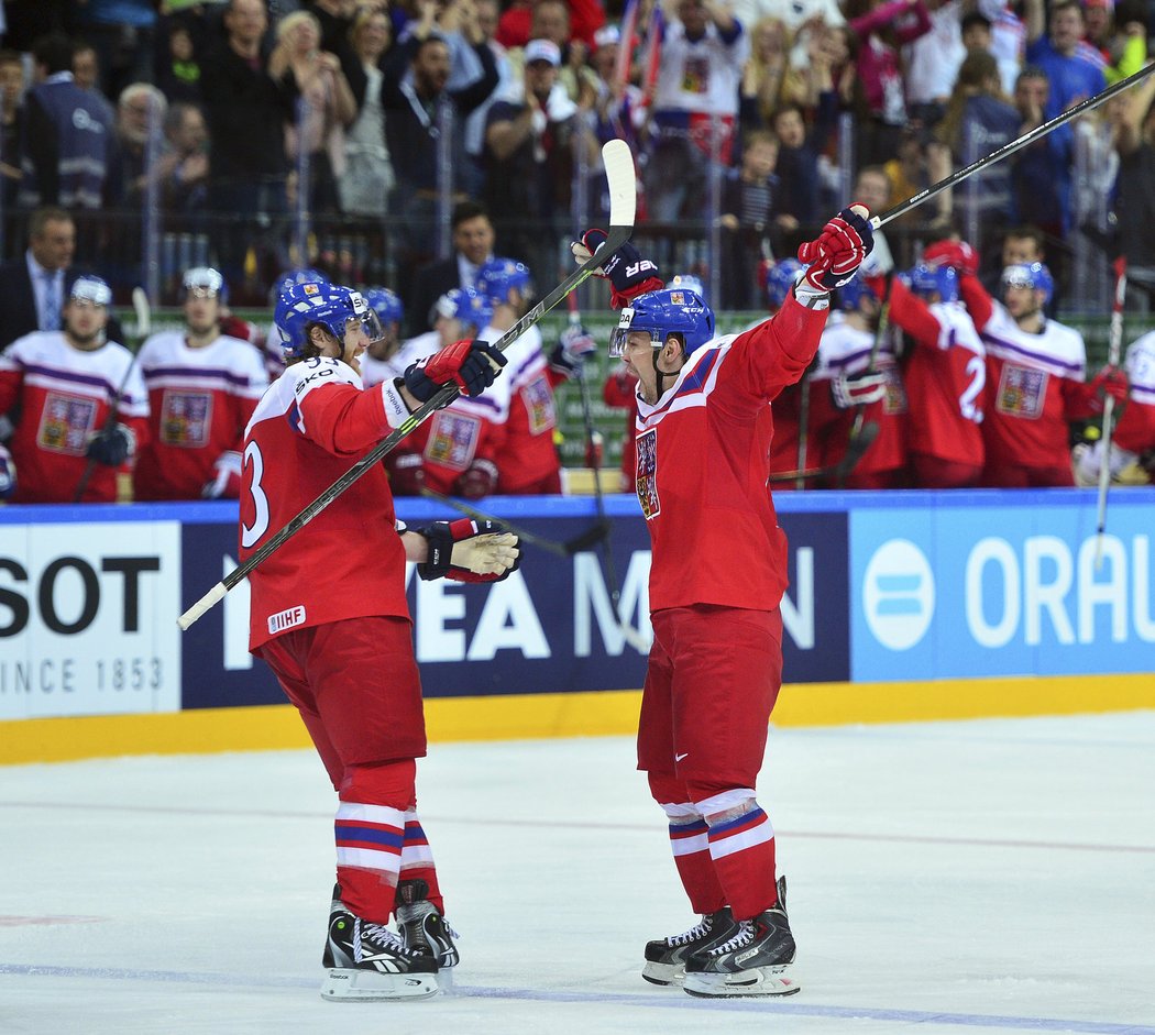 Jakub Voráček (vlevo) se raduje z gólu s Ondřejem Němcem