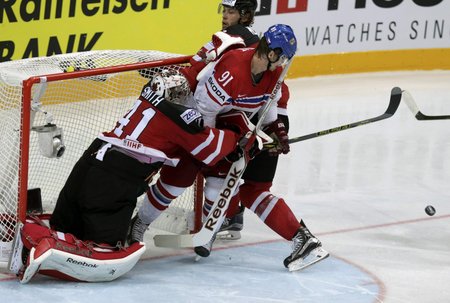 Martin Erat naráží do kanadského brankáře Mikea Smitha