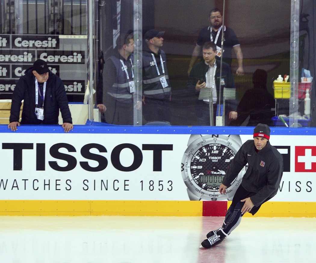 Jaromír Jágr v kulichu zkouší brusle před druhým duelem MS proti Lotyšsku