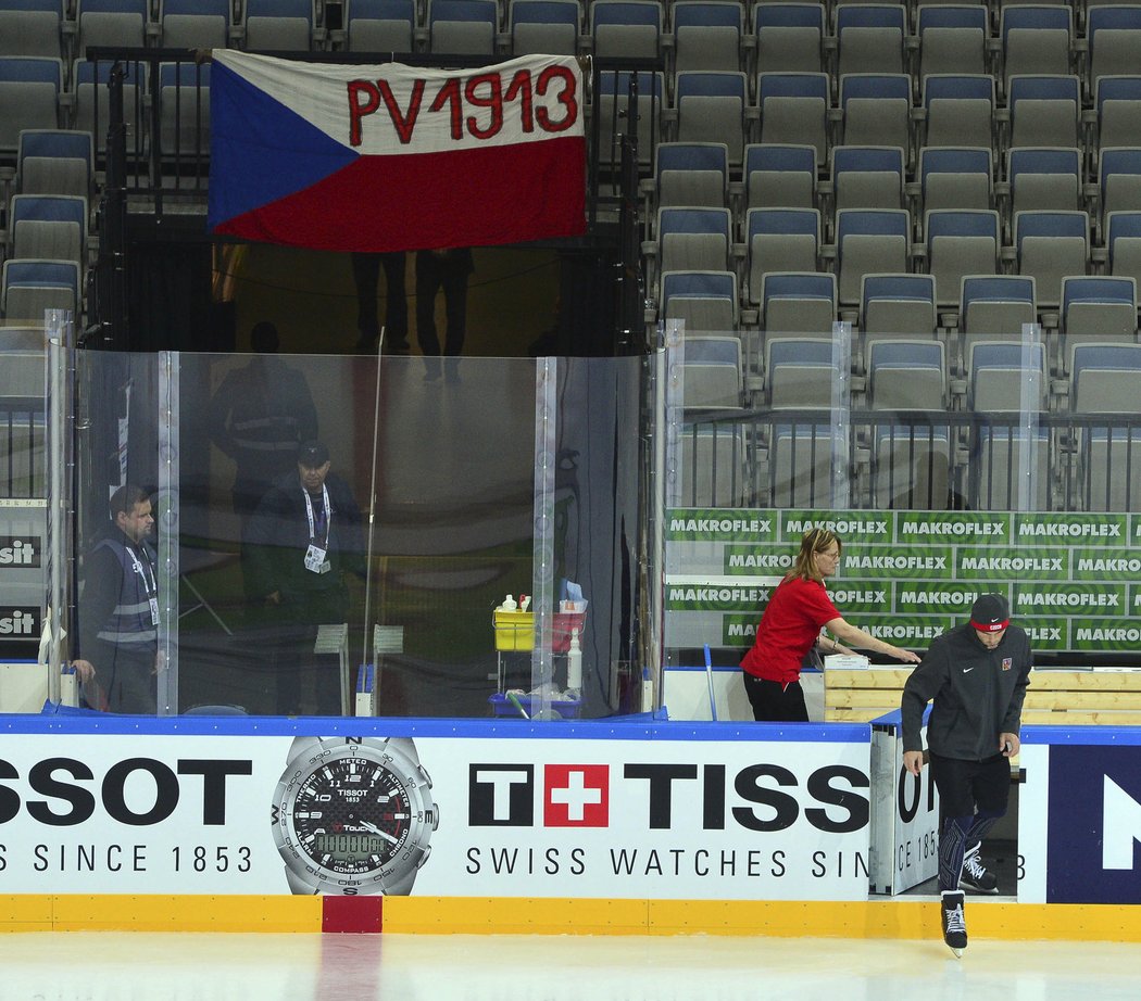 Jaromír Jágr jde na led před zápasem proti Lotyšsku