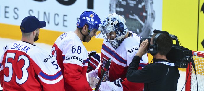 Jaromír Jágr děkuje Ondřeji Pavelcovi, který v zápase s Rakouskem vychytal čisté konto. Za ním už čeká Alexander Salák