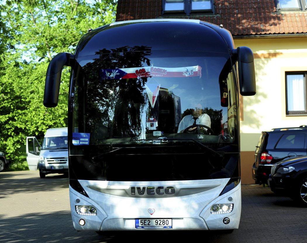 Autobus s reprezentanty odjíždí od hotelu vstříc klíčovému zápasu: čtvrtfinále s Finskem