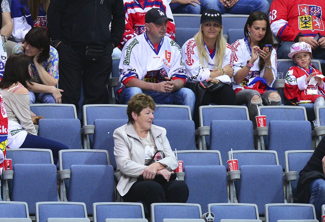 Maminka Jaromíra Jágra v hledišti O2 areny před začátkem čtvrtfinále proti Finsku