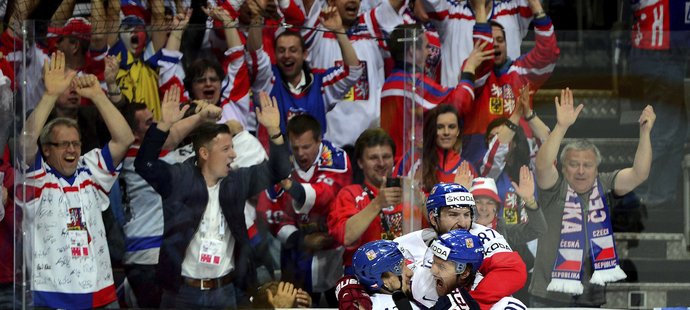 Čeští hokejisté se radují z úvodního gólu Jana Kováře (vlevo) ve čtvrtfinále proti Finsku