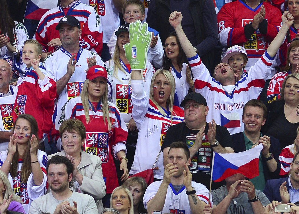 Maminka Jaromíra Jágra (vlevo dole) se raduje mezi fanoušky z prvního gólu ve čtvrtfinále s Finskem