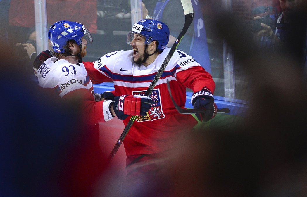 Jakub Voráček slaví s Janem Kovářem (vpravo) vedoucí gól na 3:2 ve čtvrtfinále MS s Finskem