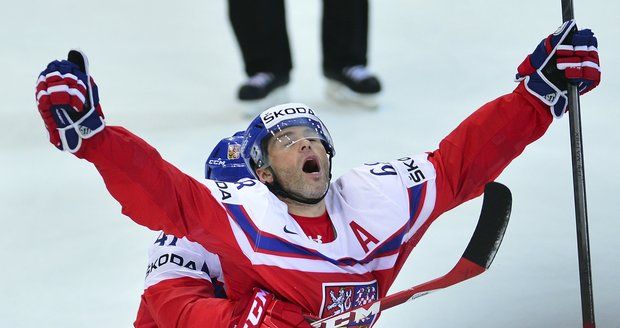 Je tam! Jaromír Jágr za zády s Michalem Jordánem slaví svůj gól na 4:3 proti Finsku