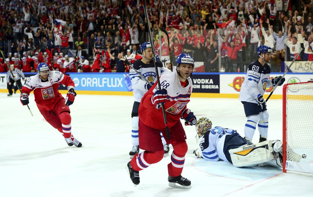 Jaromír Jágr se raduje po překonání Pekky Rinneho, vlevo za ním spěchá kapitán Jakub Voráček