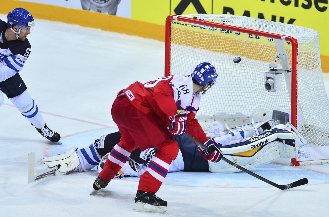 Jaromír Jágr bekhendem přehazuje finského brankáře Pekku Rinneho a vyrovnává ve čtvrtfinále MS na 2:2