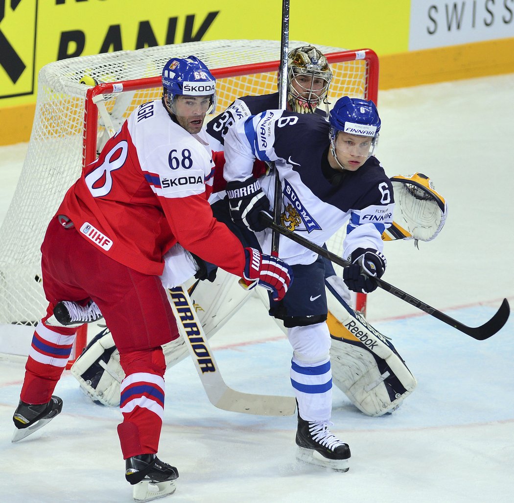 Jaromír Jágr před finskou brankou v souboji s Tuukkou Mäntyläm