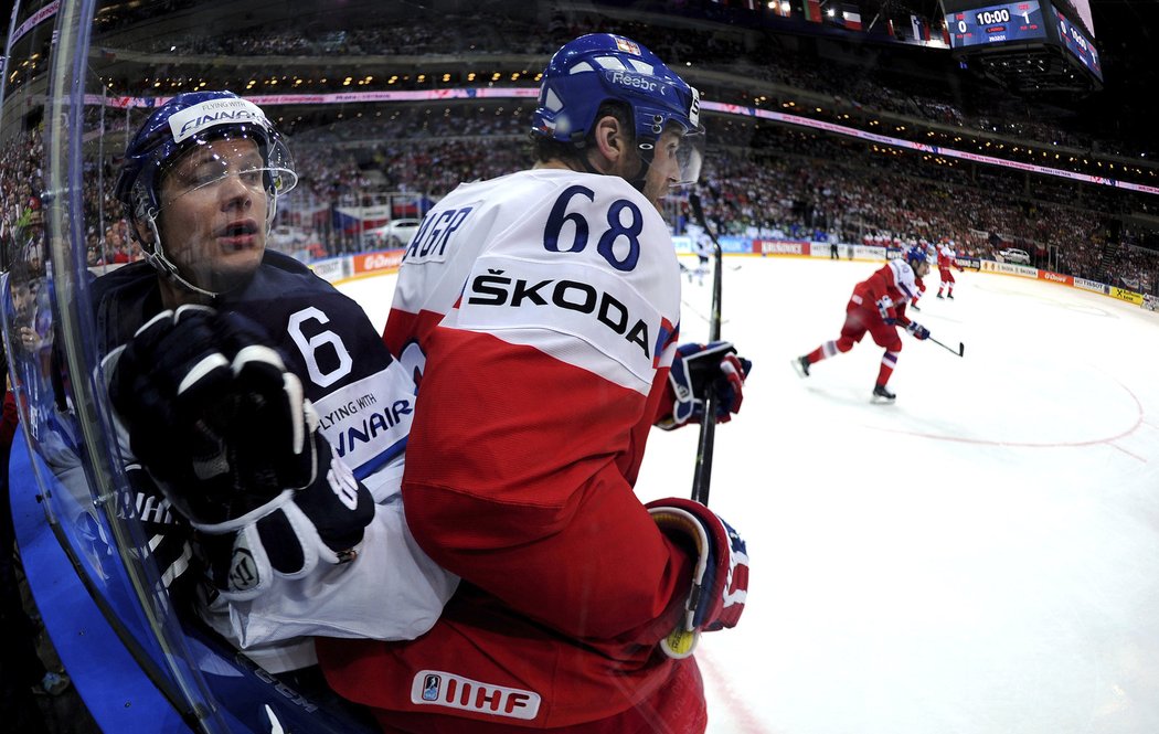 Jaromír Jágr přišpendlil ve čtvrtfinále na mantinel Fina Mäntyläho