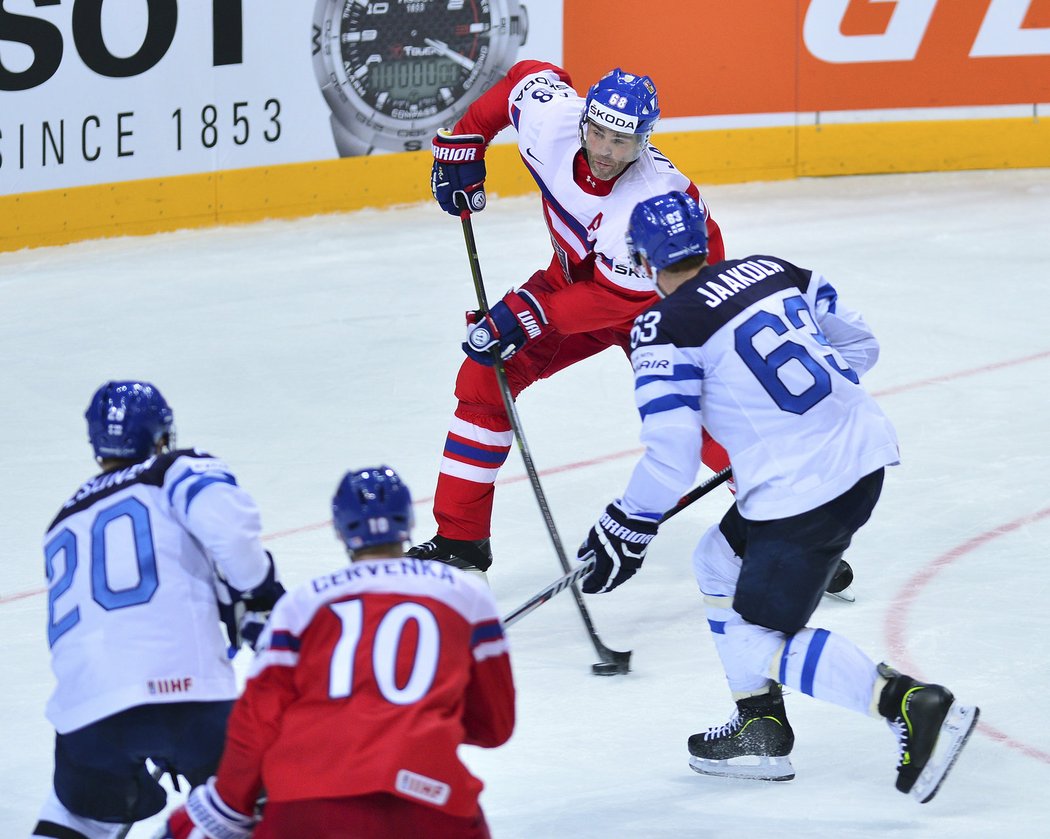 Jaromír Jágr střílí čtyři a půl minuty před koncem čtvrtfinále s Finskem rozhodující gól na 4:3