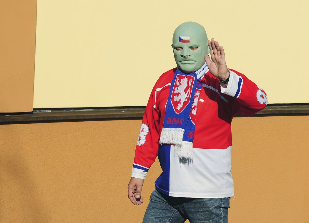 Známý český fanoušek v masce Fantomase vyprovodil hokejisty od hotelu na čtvrtfinále