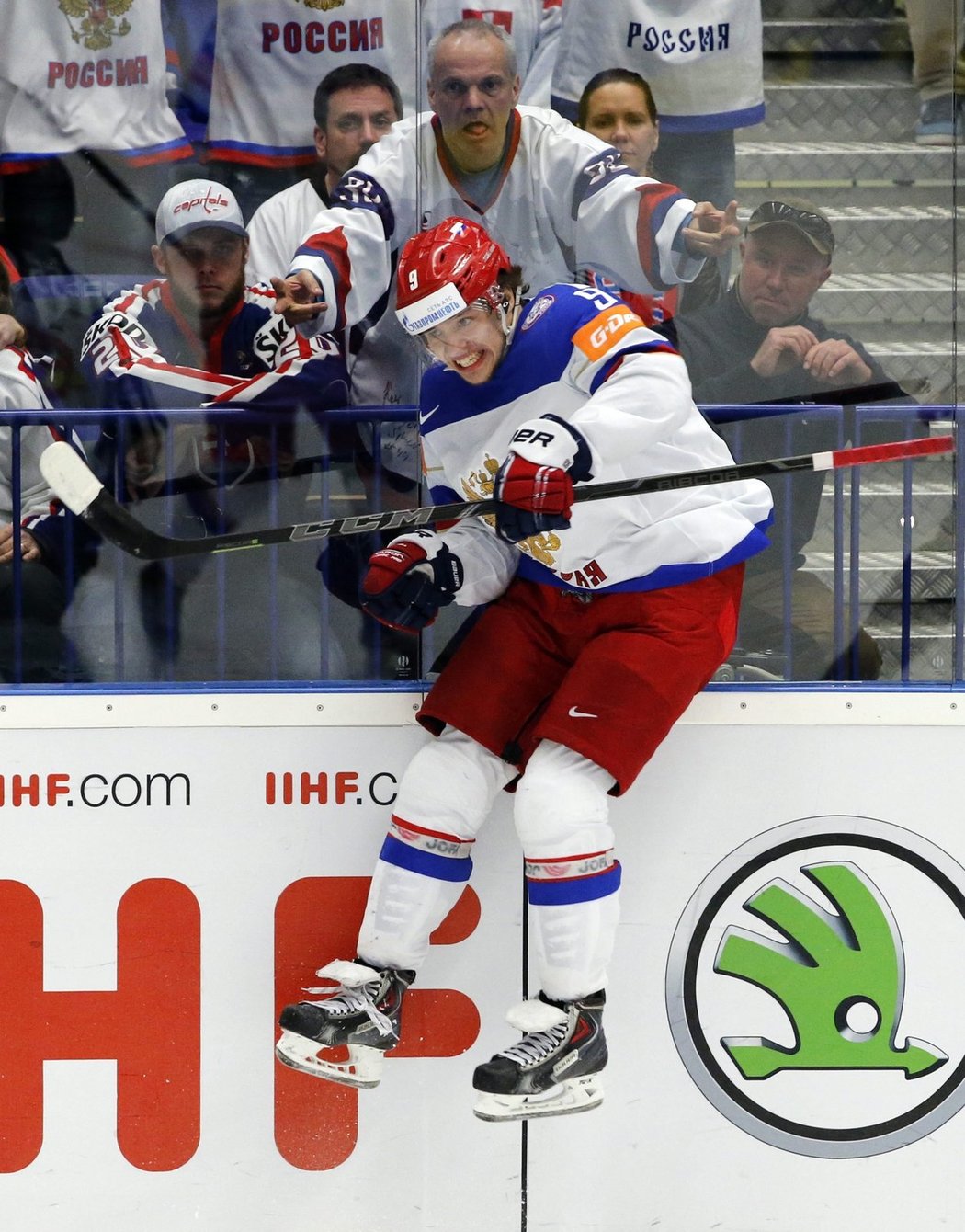 Arťom Panarin slaví svůj rozhodující gól v prodloužení v zápase proti Slovensku