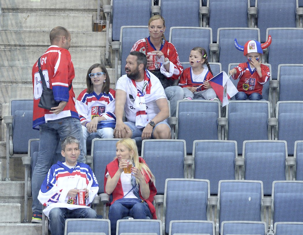 Pavel Horváth v hledišti O2 areny před hokejovým semifinále Česko - Kanada