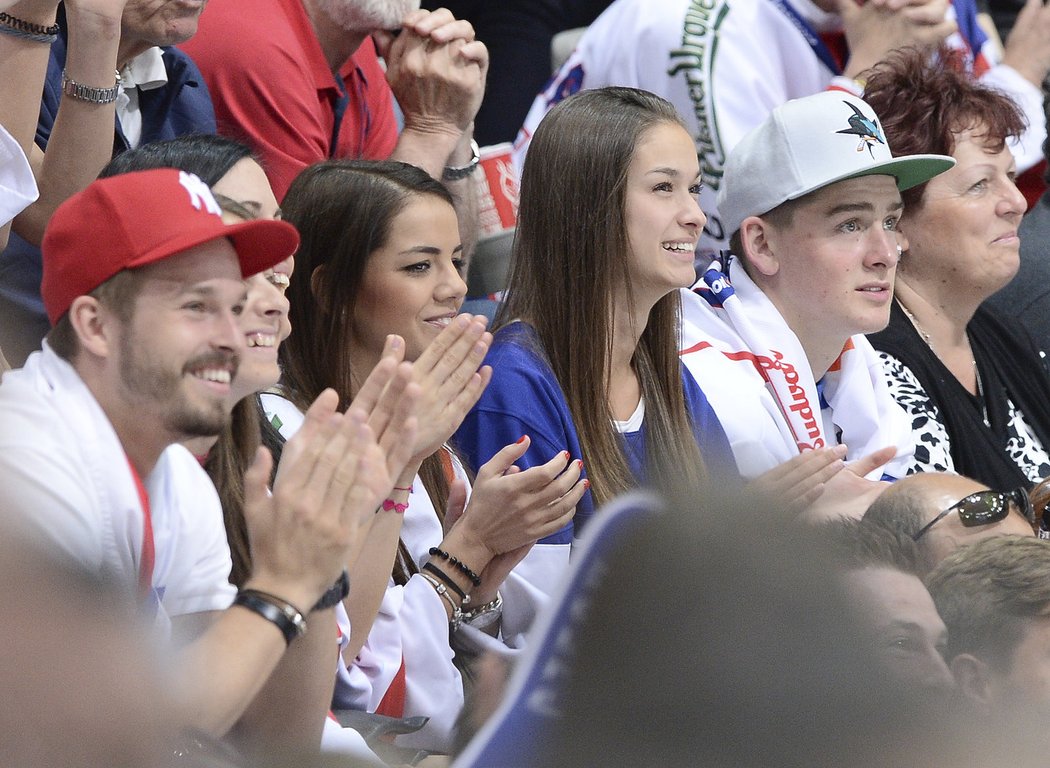 Přítelkyně Tomáše Hertla Aneta Netolická fandí českým hokejistům v semifinále MS s Kanadou