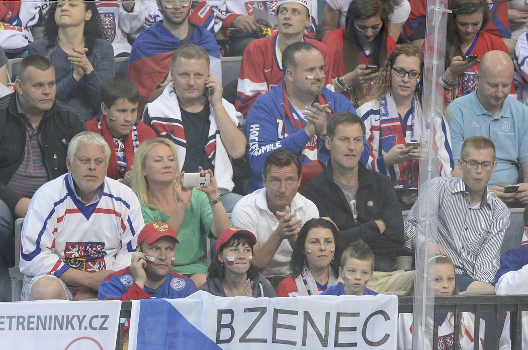 Na hokejové semifinále s Kanadou dorazil i bývalý fotbalista Vladimír Šmicer