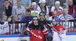 Český bek Jakub Nakládal projíždí kolem radujících se Kanaďanů Sidneyho Crosbyho s Taylorem Hallem v semifinále mistrovství světa