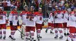 Smutní čeští hokejisté děkují fanouškům po prohraném semifinále s Kanadou