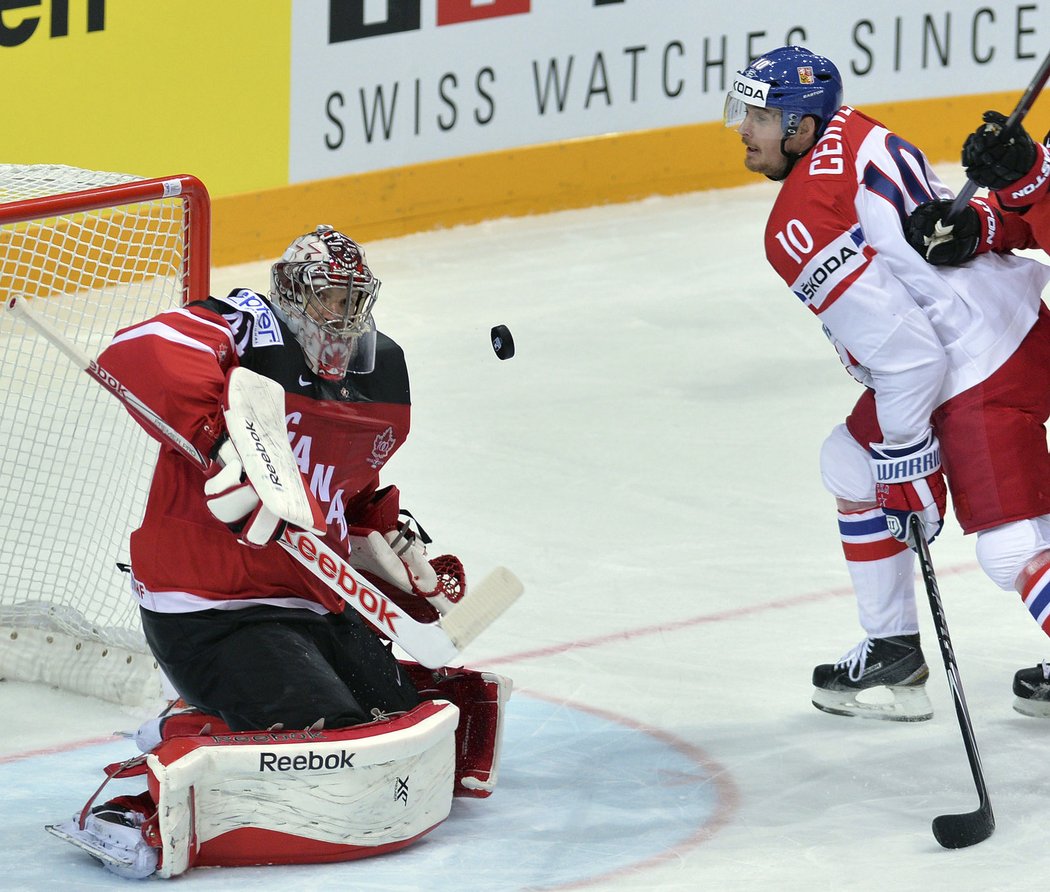 Roman Červenka před kanadskou brankou, kterou hájí Mike Smith, v semifinále mistrovství světa