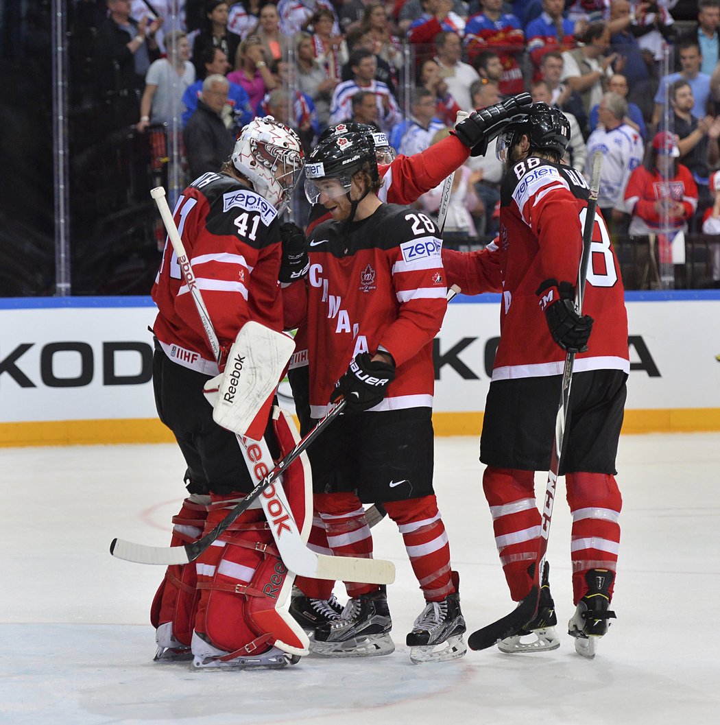 Hokejisté Kanady se radují po semifinálovém triumfu nad Českem
