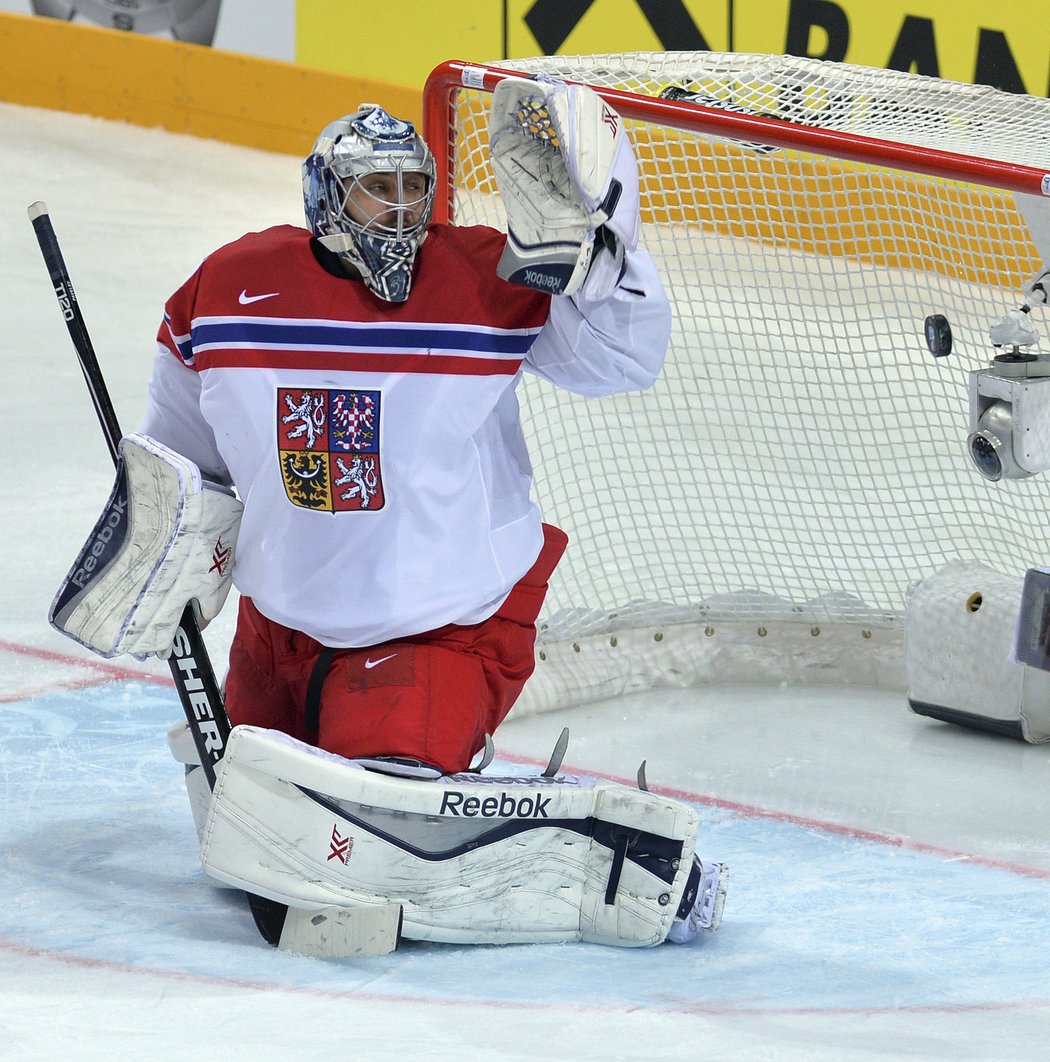 Český brankář Ondřej Pavelec v semifinále s Kanadou. Tentokrát puk skončil na horní tyčce