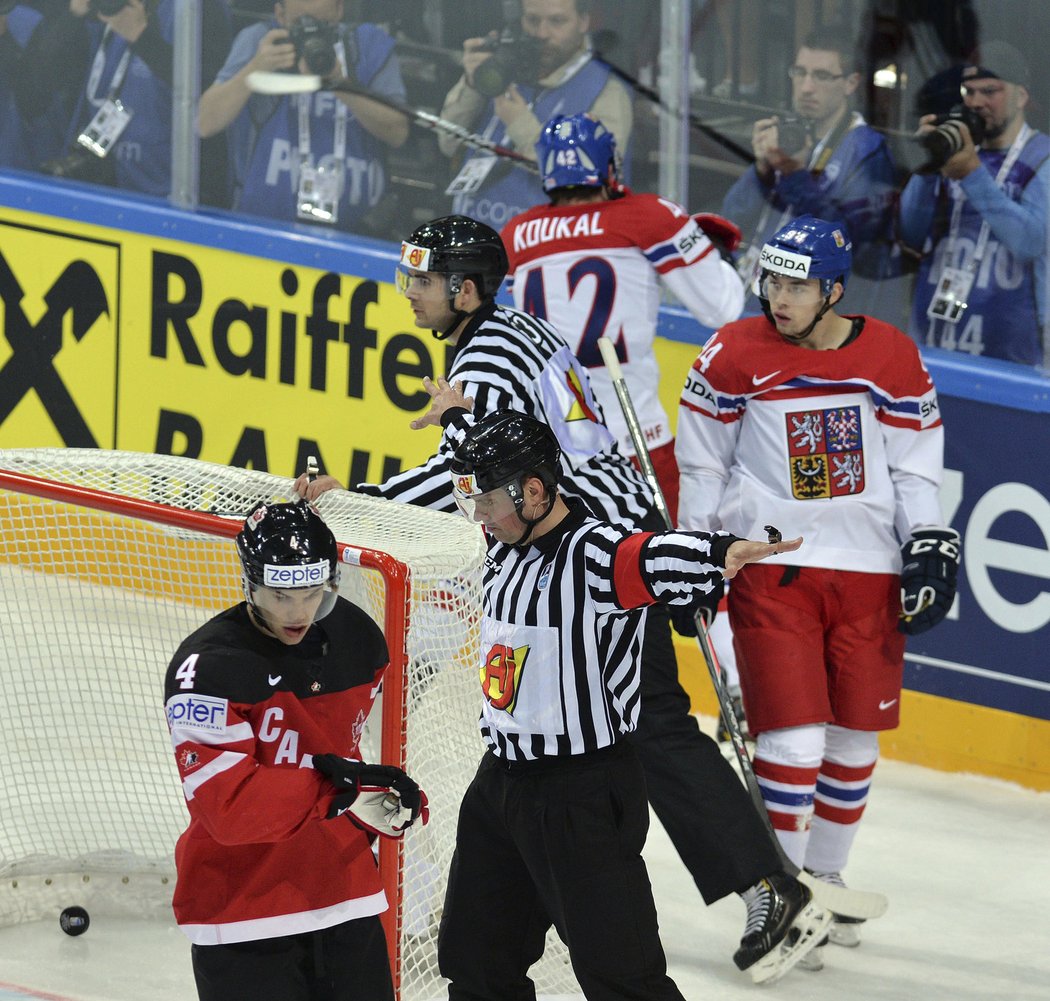 Rozhodčí neuznává český gól v semifinále proti Kanadě a Petr Koukal mlátí hokejkou do plexiskla